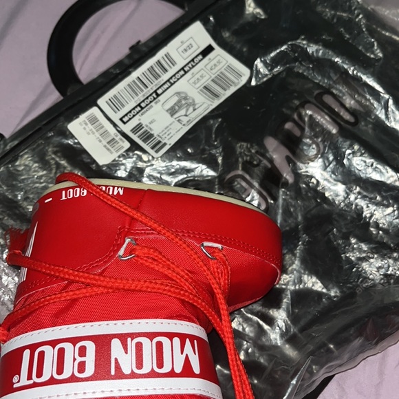 Selling my baby moon boots ordered them she can’t fit them BRAND NEW - Picture 3 of 5